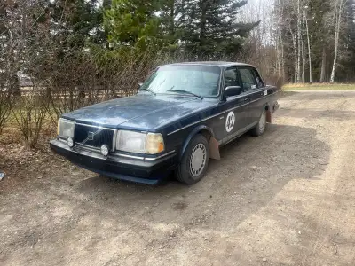 1989 Volvo 240 b230 inline 4 automatic transmission 399100 kms new alternator, new alternator belt,...
