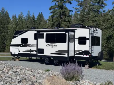 Immaculate condition Imagine 2500RL. 330w solar, 2 6 volt batteries and slide topper. 2 way propane...