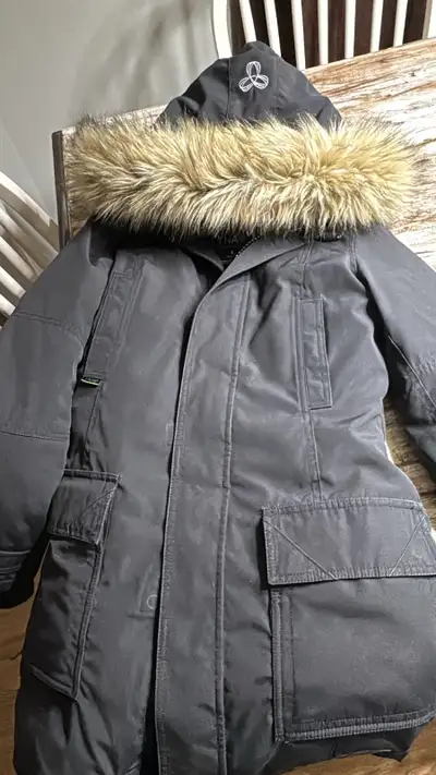 Small women’s Black TNA Aritzia Parka, View more