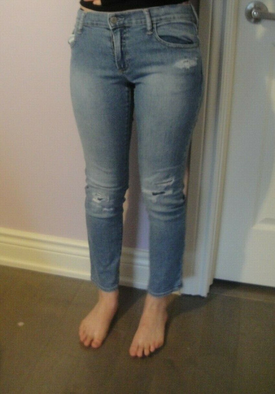 Abercrombie Fitch Girl Size Waist 26" Stretch Distressed Jean in Women's - Bottoms in Markham / York Region - Image 2