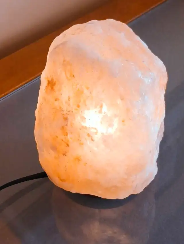Pink Himalayan Salt Lamp in Indoor Lighting & Fans in Mississauga / Peel Region - Image 3