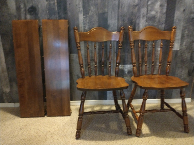 Pedestal Table and Chairs in Dining Tables & Sets in Comox / Courtenay / Cumberland - Image 2