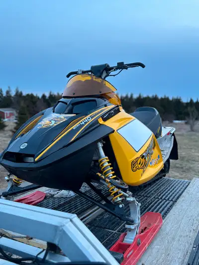 2005 Skidoo MXZ 440X Amazing shape for the year. Ontario Sled 2100 km Very hard to find Runs on 91 P...