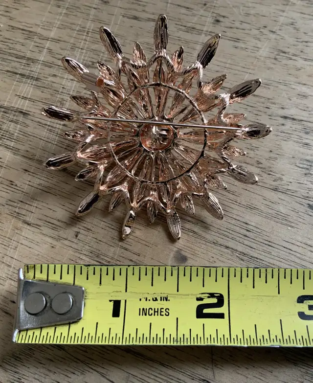 Vintage Starburst Pattern Brooch With A Faux Pearl. in Jewellery & Watches in City of Montréal - Image 5