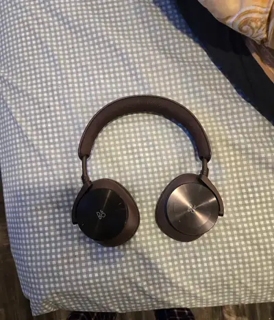 Colour Chesnut Mint Condition Used for a couple of months Comes with the box and wires Retails for $...