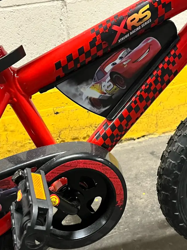 Velo Huffy  Lightning McQueen de 12 pouces in Kids in City of Montréal - Image 6