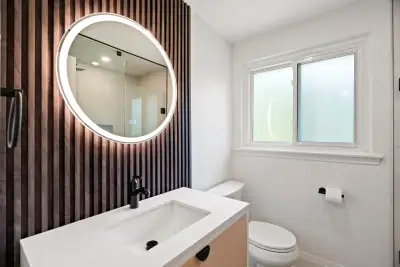 *****If this ad is still up, the place is available***** Description: 3 Bedroom Main & Upper Floor R...