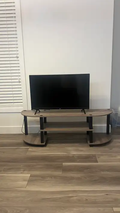 Table and Tv set / Ensemble table et télé, View more