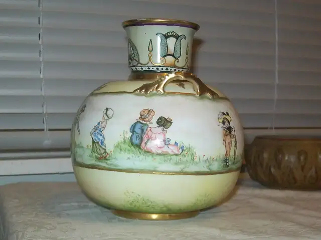 Victorian era Vase in Arts & Collectibles in Saint John - Image 3