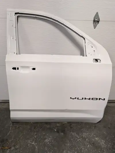 3 Pièces pour GMC Yukon - Porte avant droite. Légère bosse, facile à réparer (Yukon 2021-2024). 475$...