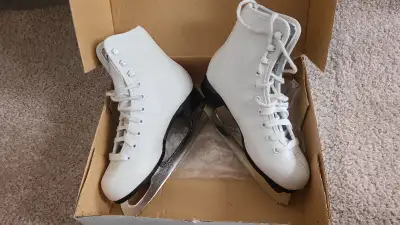 **(Price Dropped) Figure skate (Size: Junior 1), View more