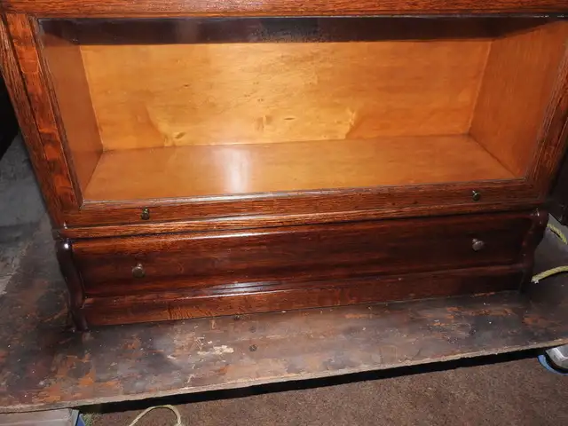 Antique oak barrister bookcase 4 levels, restored, drawer in Bookcases & Shelving Units in Hamilton - Image 4