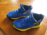 Sneaker under armour size 3.5, like new.