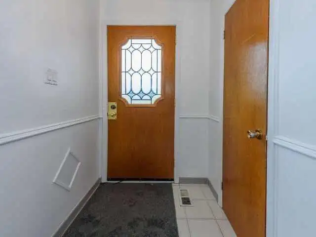  Bungalow – 3 Bed / 2 Bath in Central  in Long Term Rentals in City of Toronto - Image 3