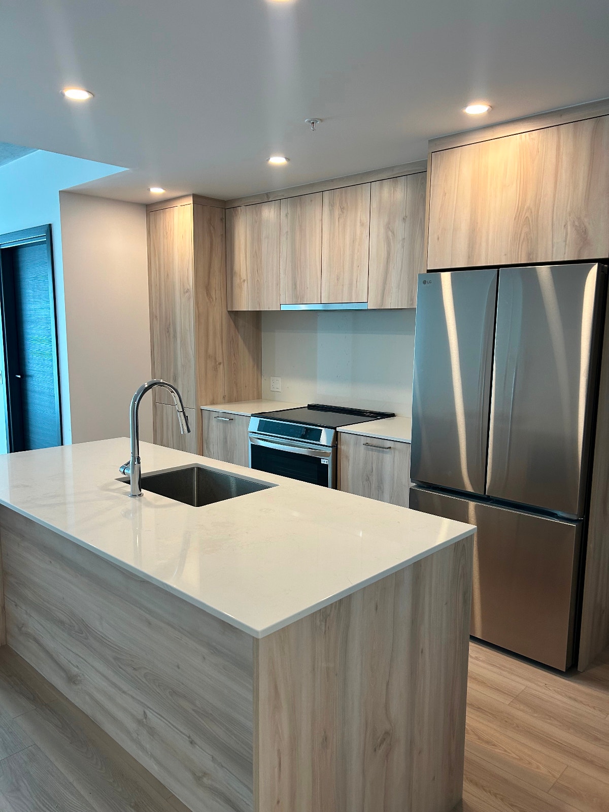 Modern & Spacious 1 Bedroom + Den | 2 Bathrooms | All Inclusive — photo 2