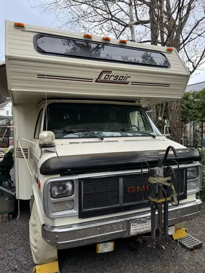 Je vends un Motorisé GMC Corsair de 1988, un véhicule récréatif classique, prêt pour de nouvelles av...