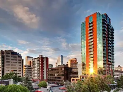 We proudly offer this posh FULLY FURNISHED 1 bedroom plus large den condo in the highly sought after...