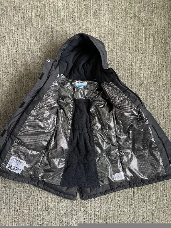 Girls Columbia Winter Jacket Size Med (10-12) in Kids & Youth in Medicine Hat - Image 3
