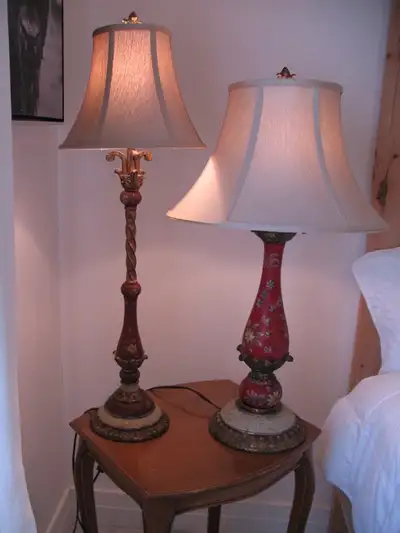 Paire de lampes de table décoratives au style classique et ornemental à l'état neuf. Excellente qual...
