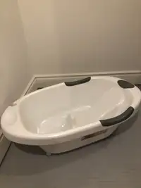Like new kids Bathtub - 33 inch-can meet in Scarborough