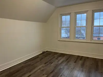 1 small rooms available Wardrobe- no closet All inclusive Laundry Wifi