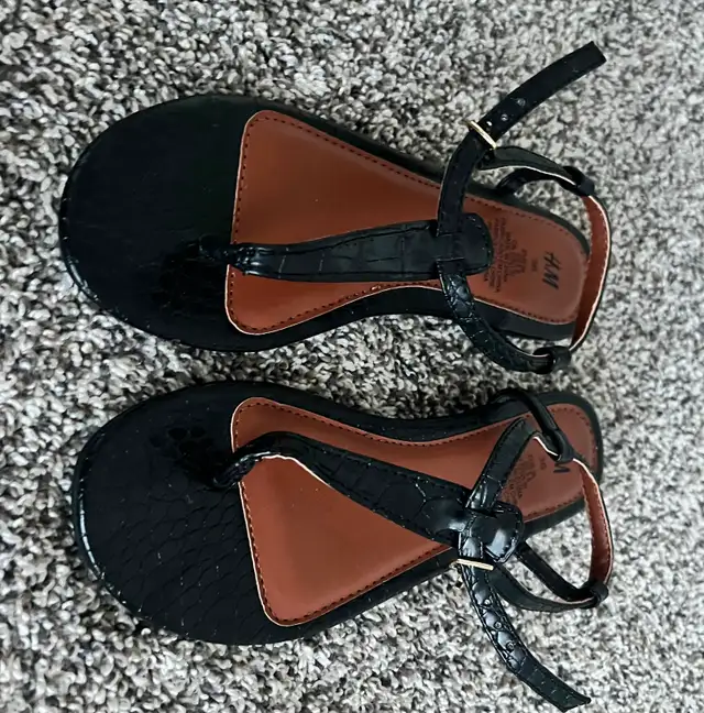 Sandals in Women's - Shoes in Calgary - Image 4
