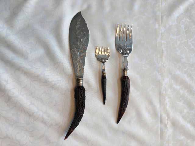 SILVER PLATED & HORN HANDLED FISH CUTLERY SET in Kitchen & Dining Wares in Ottawa - Image 2