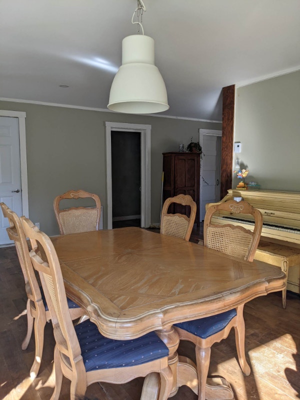 Dining room set with Buffet and Hutch Mobilier de salle à manger et