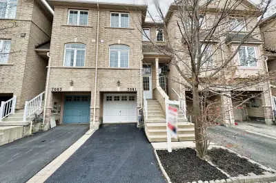 Beautiful Townhouse in Meadowvale  – Right By GO Station