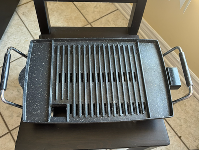 Portable electric grill in great working condition! Perfect for grilling indoors or on the go. Light...