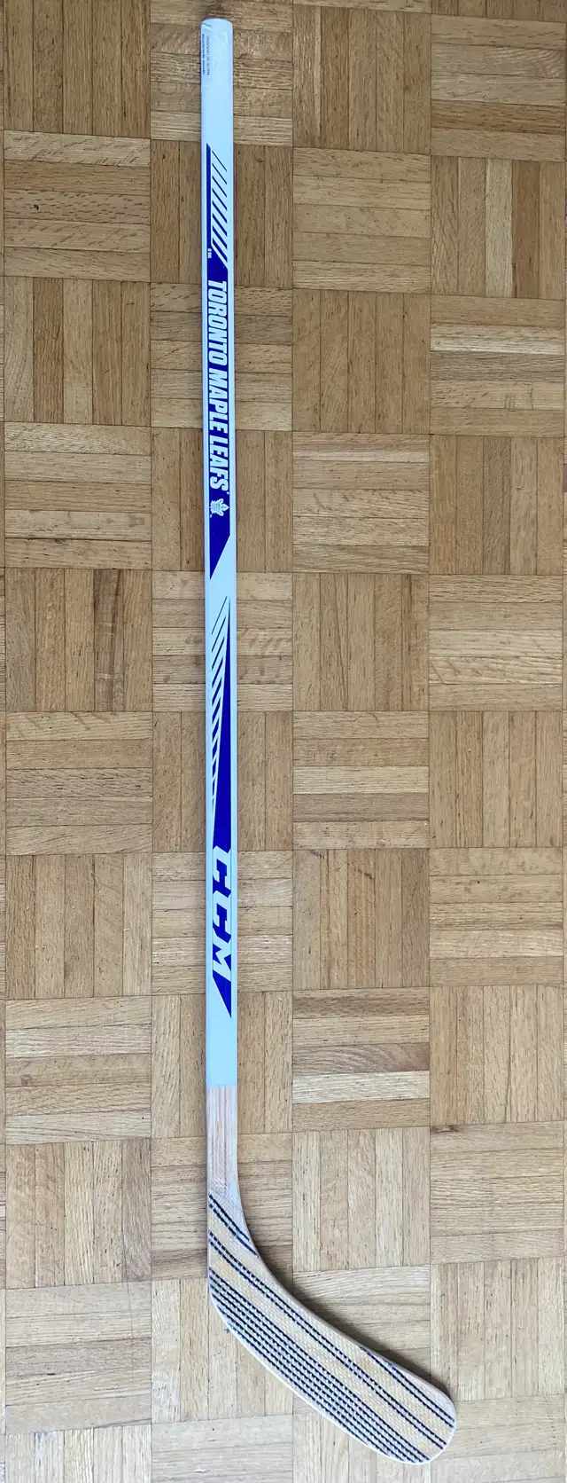 Toronto Maple Leaf CCM stick for youth in Hockey in City of Toronto - Image 3