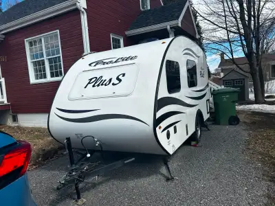 Poids : 1390 lbs Roue : 14 pouces (neufs été 2025) Poids au timon : 145 lbs Freins : Électrique de 1...