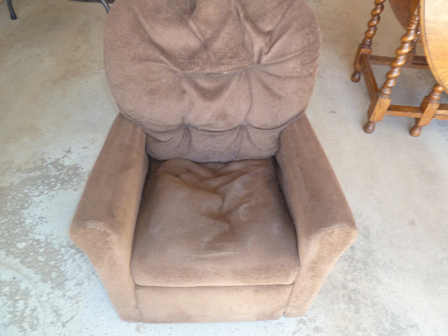 Kids Recliner chairs (Only brown one left) in Chairs & Recliners in Edmonton - Image 4