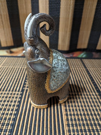 Petite  statue en   céramique éléphant porte-bonheur