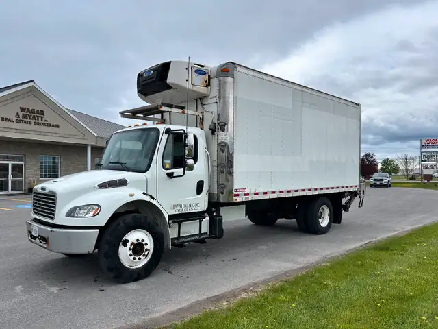 2016 freightliner m2 18’ reefer truck in Heavy Trucks in Napanee - Image 2