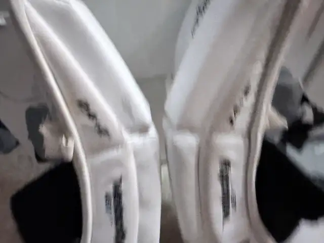 Vaughn Velocity VE8 YT Goalie Pads in Hockey in Markham / York Region - Image 4