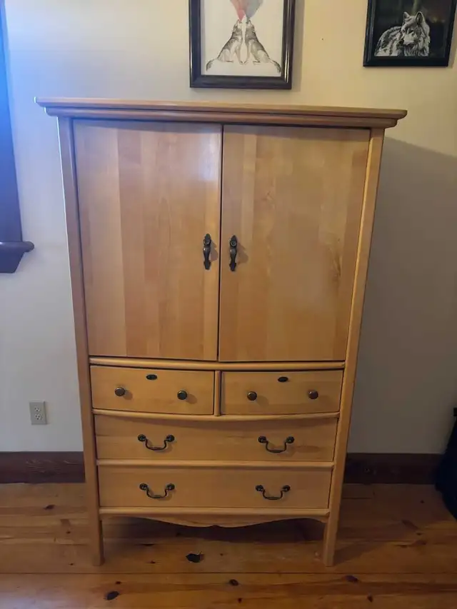 wood dresser in Dressers & Wardrobes in Ottawa - Image 3
