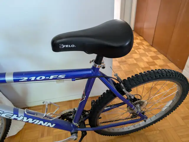 vélo de montagne SCHWINN in Mountain in City of Montréal - Image 6