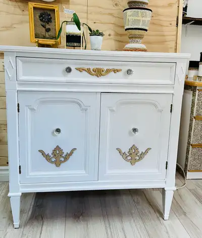 Charmante armoire revisitée de marque Malcom furniture Cabinet., View more