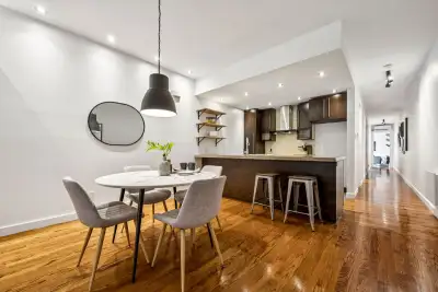 2 chambres avec stationnement et terrasse, situé à quelques pas du magnifique Parc La Fontaine. Libr...