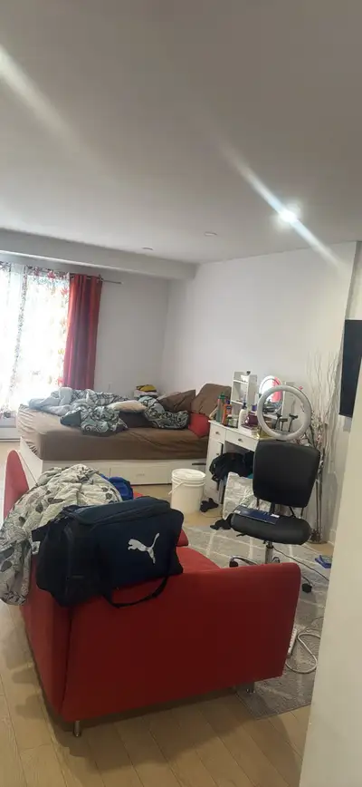 En instance du déménagement la raison du désordres on quitte cette semaine. Studio neuf construction...