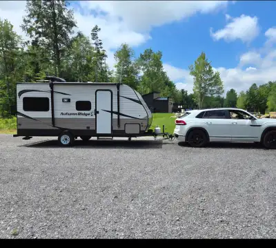 Roulotte idéal pour un couple qui souhaite voyager. Pèse 3440 lbs se remorque facilement avec un VUS...