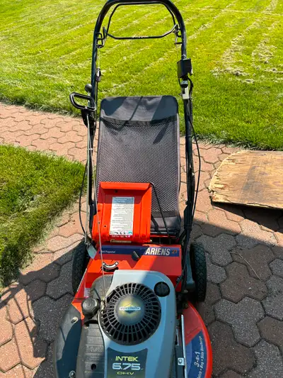 Tondeuse ariens moteur bring straton 21 pouces commende avec starter électrique batterie neuve en bo...