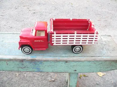 camion antique ertl # 10266.11 très beau mais 1 porte arrière penture brisé 15" long 150$ aller voir...