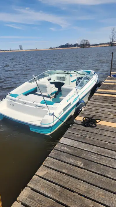 18 pieds V6 4,3 L Année 1987 Rien n'à faire ! Excellente condition Visible sur Berthierville Hélice...