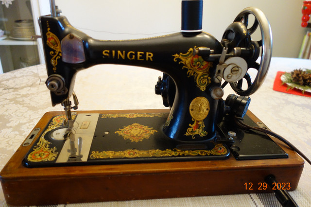 Antique Singer Sewing Machine in Other in Kingston - Image 2