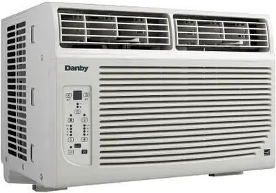 La version française suit. Danby 12,000 BTU window air conditioner cools areas up to 550 sq. ft. -Sl...