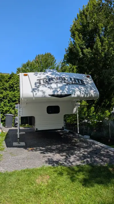 TRAVEL LIGHT 2017 – model 890 RX Très grande caravane portée Beaucoup de rangement, très propre! Poi...