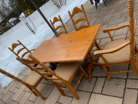 Table de cuisine en pin massif, avec 6 chaises assorties