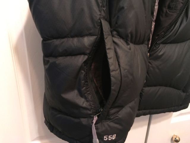 North Face Women’s 550 Puffer Vest in Women's - Tops & Outerwear in Calgary - Image 3